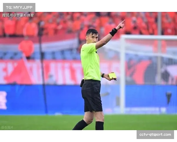 主裁判拉奥斯观看VAR后取消点球判罚,引发主场球迷强烈不满 主裁判拉奥斯观看VAR后取消点球判罚,引发主场球迷强烈不满